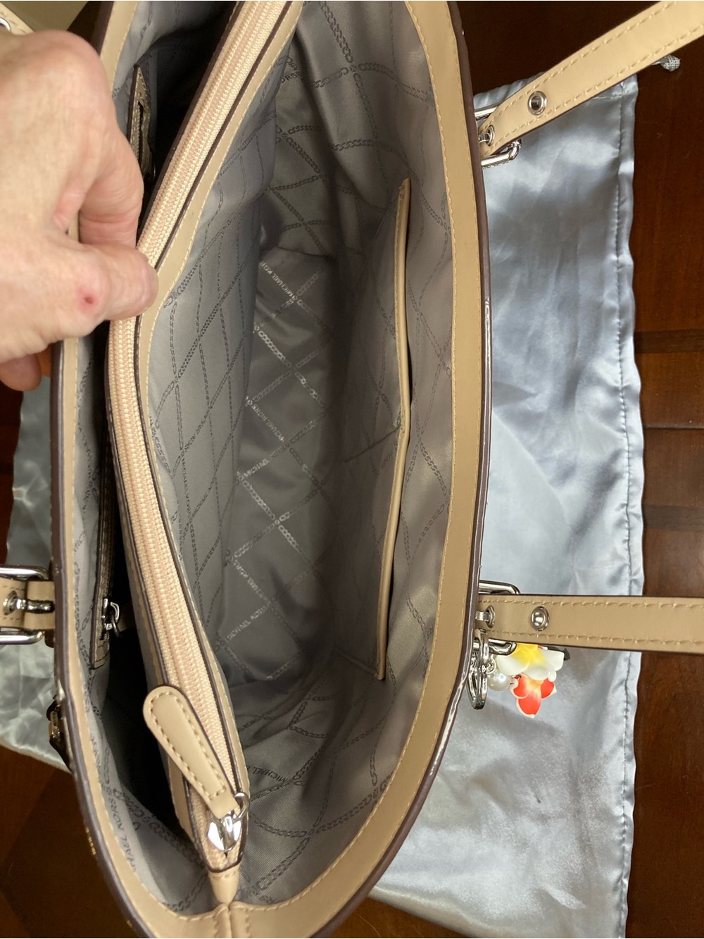 Michael Kors Voyager Large Silver Patent Logo Debossed East - West Tote Bag NWOT - Picture 12 of 16